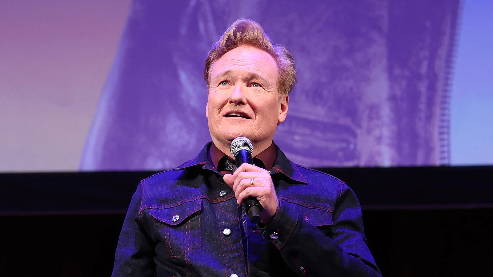 Конан О'Брайен на записи шоу SiriusXM «Conan O'Brien Needs A Friend». Лос-Анджелес. 7 мая 2024 года