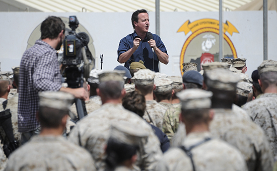 Премьер-министр Великобритании Дэвид Кэмерон на встрече с британскими военными
