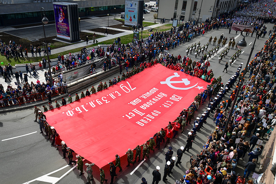 Во Владивостоке участники парада вынесли огромную копию Знамени Победы