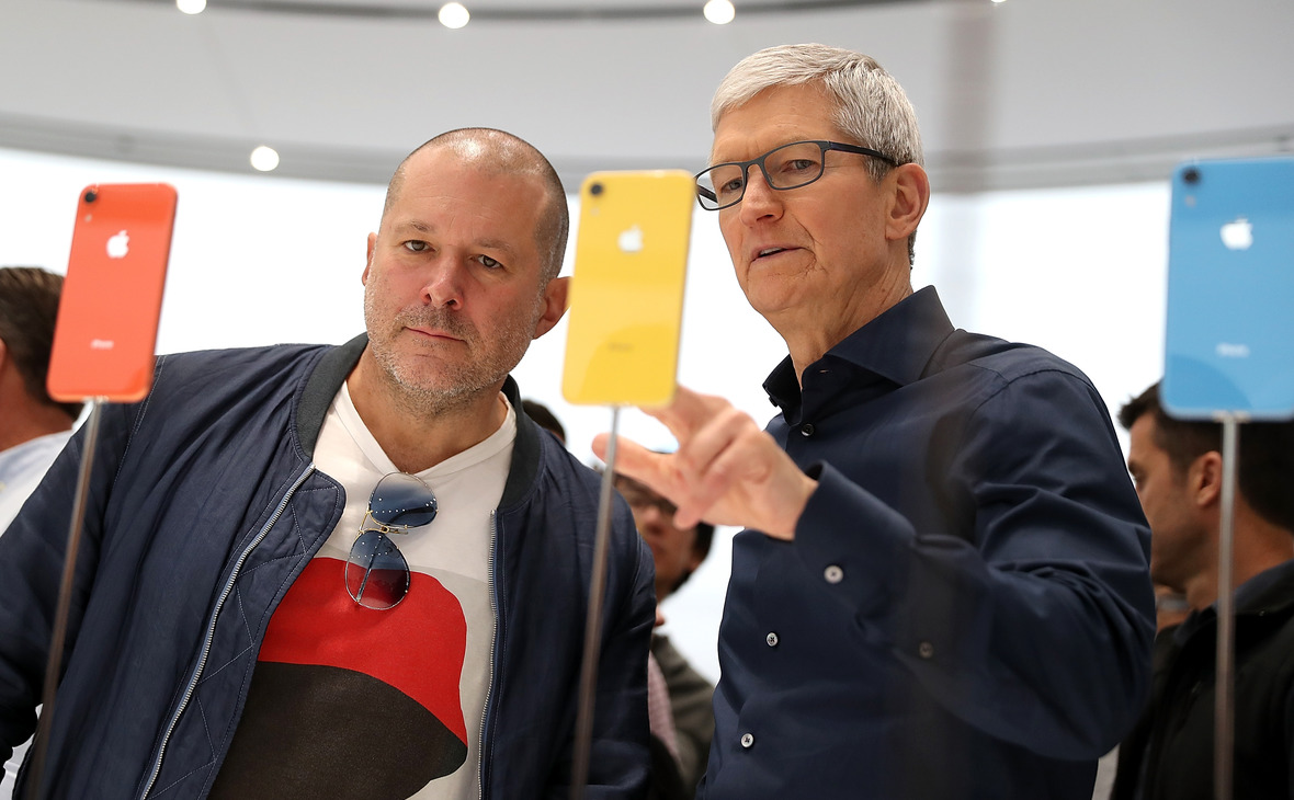 Дизайнер Джони Айв (слева) и глава корпорации Apple Тим Кук