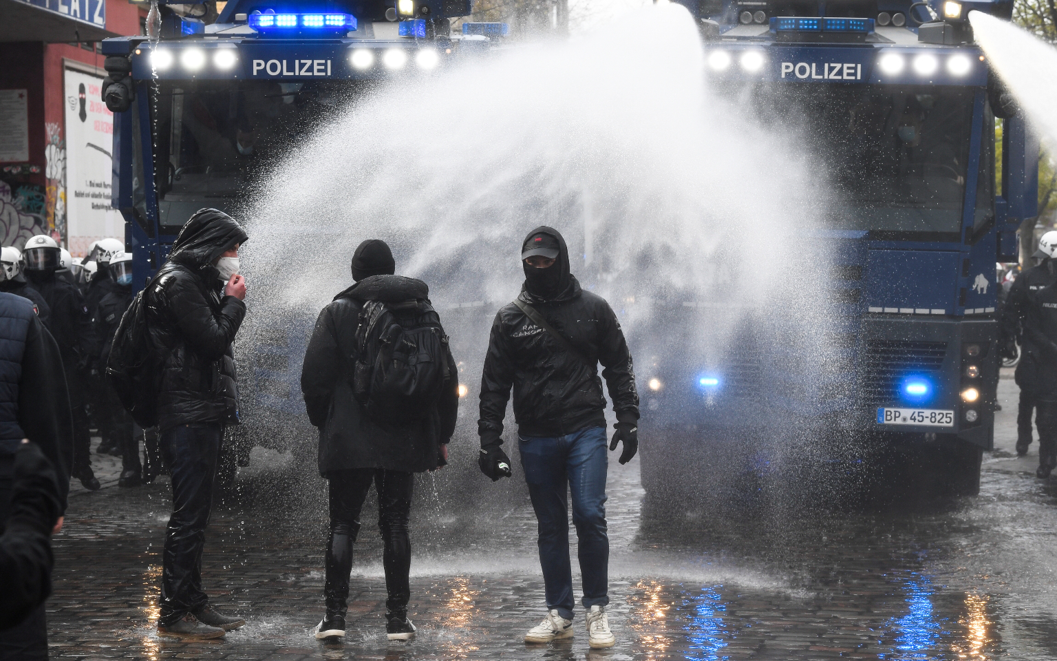 Демонстрации в крупных городах Европы переросли в столкновения с полицией