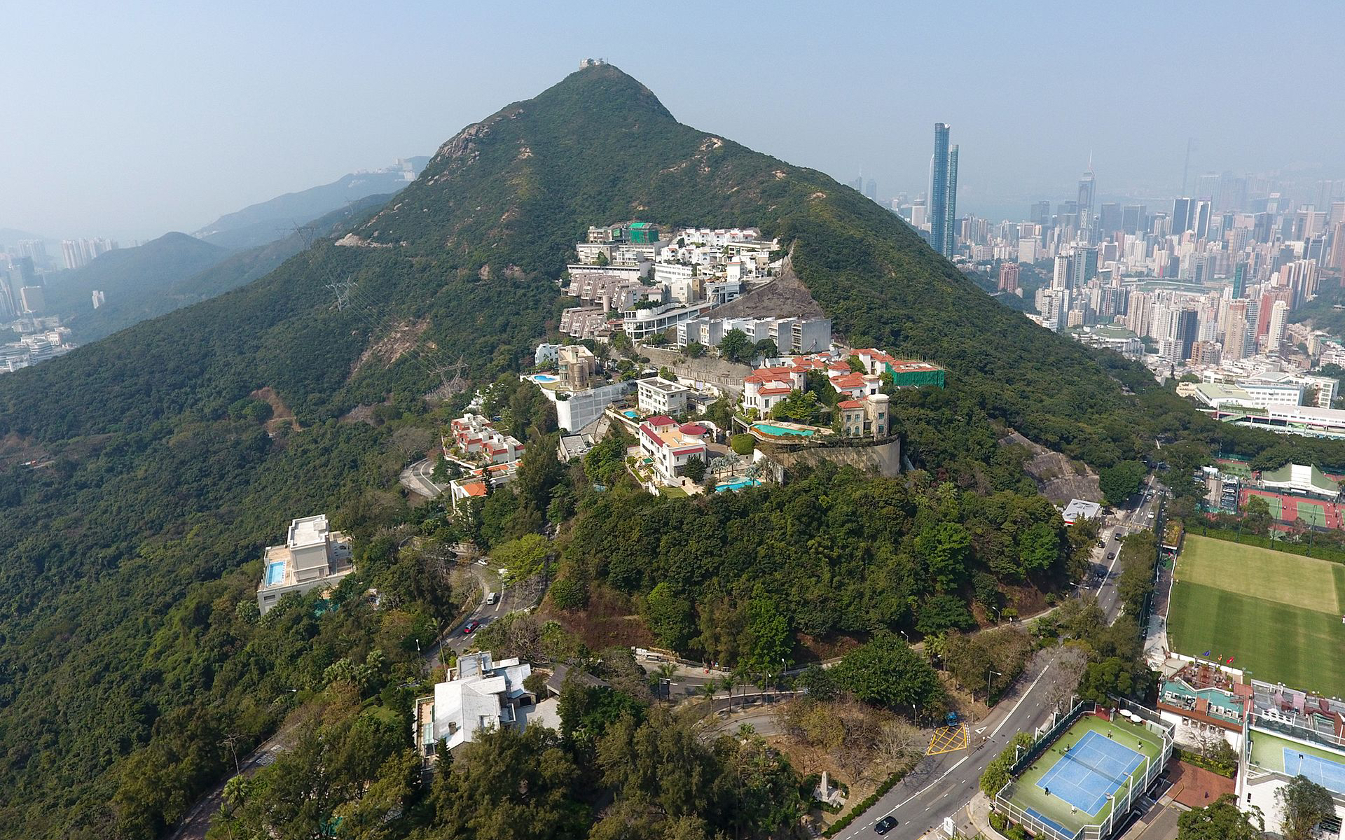 Гора Nicholson в Гонконге, где построили апартаменты с самой дорогой парковкой в мире