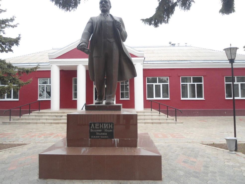 На Кубани памятник Ленину у здания администрации восстановят через суд