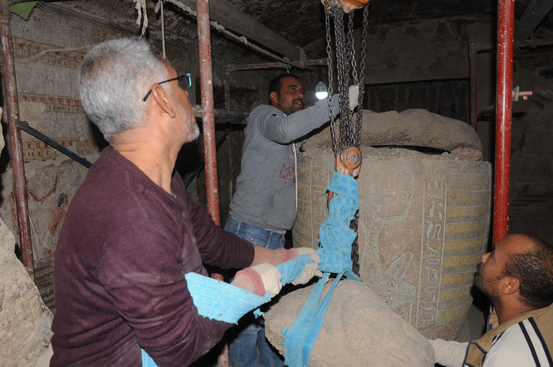 <p>Российская археологическая экспедиция в Луксоре: процесс реставрации гранитного саркофага Чаи</p>