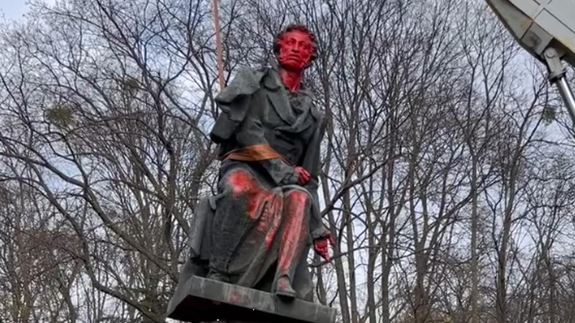 В Киеве демонтировали облитый красной краской памятник Пушкину