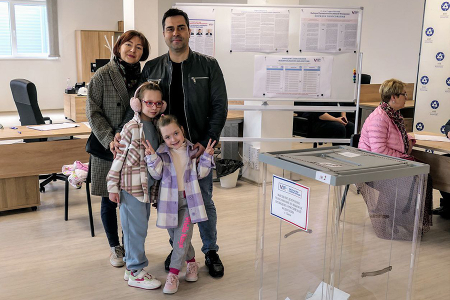 Выездное голосование в городе Пакш в Венгрии прошло 15 марта, в нем приняли участие 164 гражданина России (на фото). 17 марта голосование организовано только в Будапеште, в Российском культурном центре