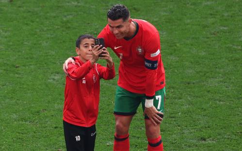 УЕФА оштрафовал Германию за фанатов, выбежавших на поле за фото с Роналду