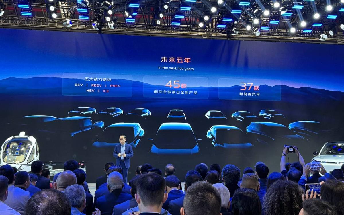 Changan выпустит 45 новых моделей в течение 5 лет. Онлайн с Шанхая-2025