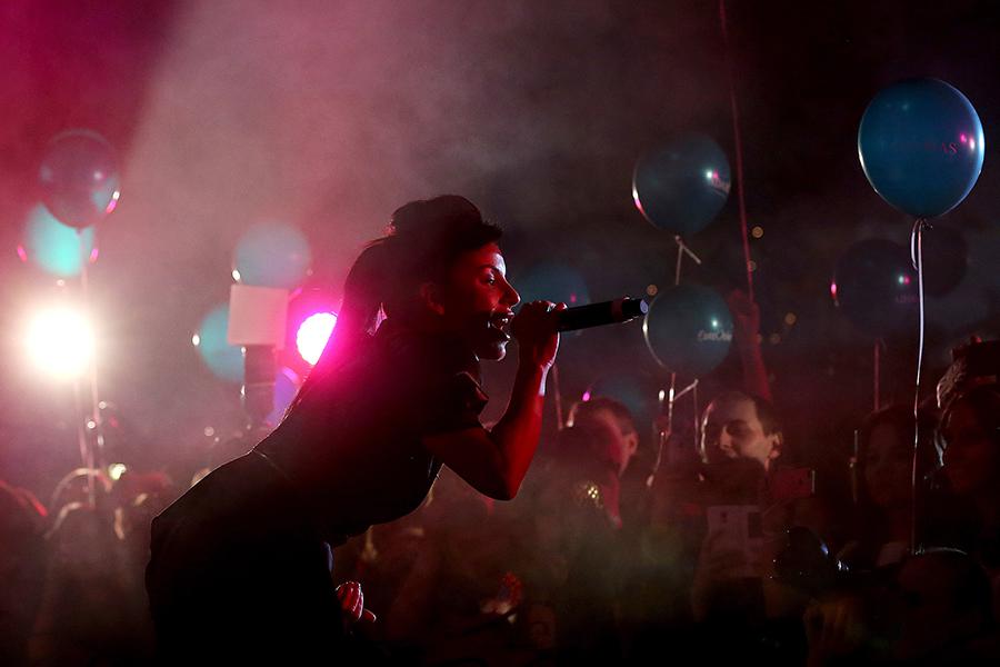 Юлия Волкова во время выступления, 2015 год