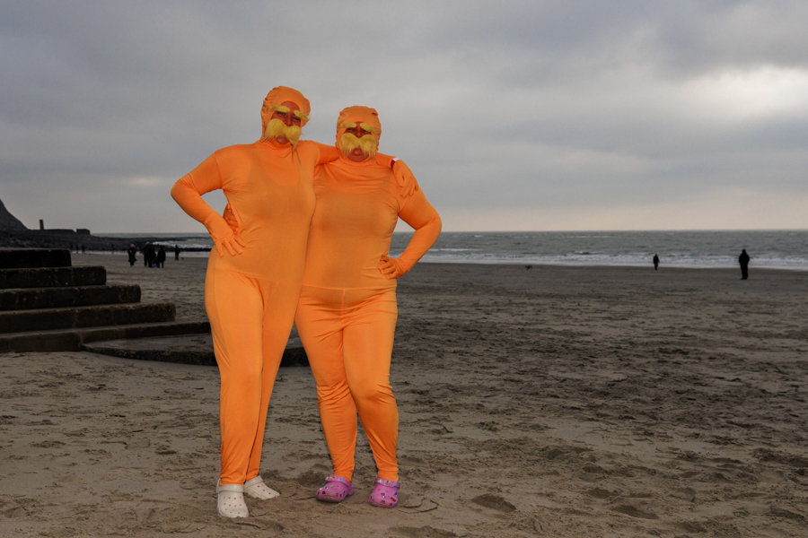 26 декабря 2025 года в Фолкстоне (Великобритания) на пляже &laquo;Санни-Сэндс&raquo; прошел традиционный рождественский заплыв. На фото&nbsp;&mdash; участники, одетые в костюмы Лоракса.