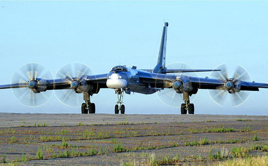 Стратегический бомбардировщик Ту-95. Архивное фото