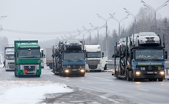 Грузовые автомобили на&nbsp;белорусско-российской границе