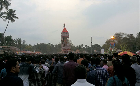 Зрители на фестивале&nbsp;в храме&nbsp;Puttingal в&nbsp;индийском городе Паравур, апрель 2014 года


