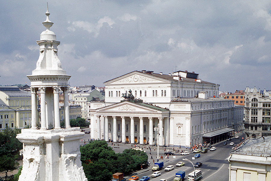 На лицевой стороне 100-рублевой купюры изображена панорама столичной Театральной площади (на фото), на оборотной &mdash; квадрига Аполлона на здании Большого театра.
