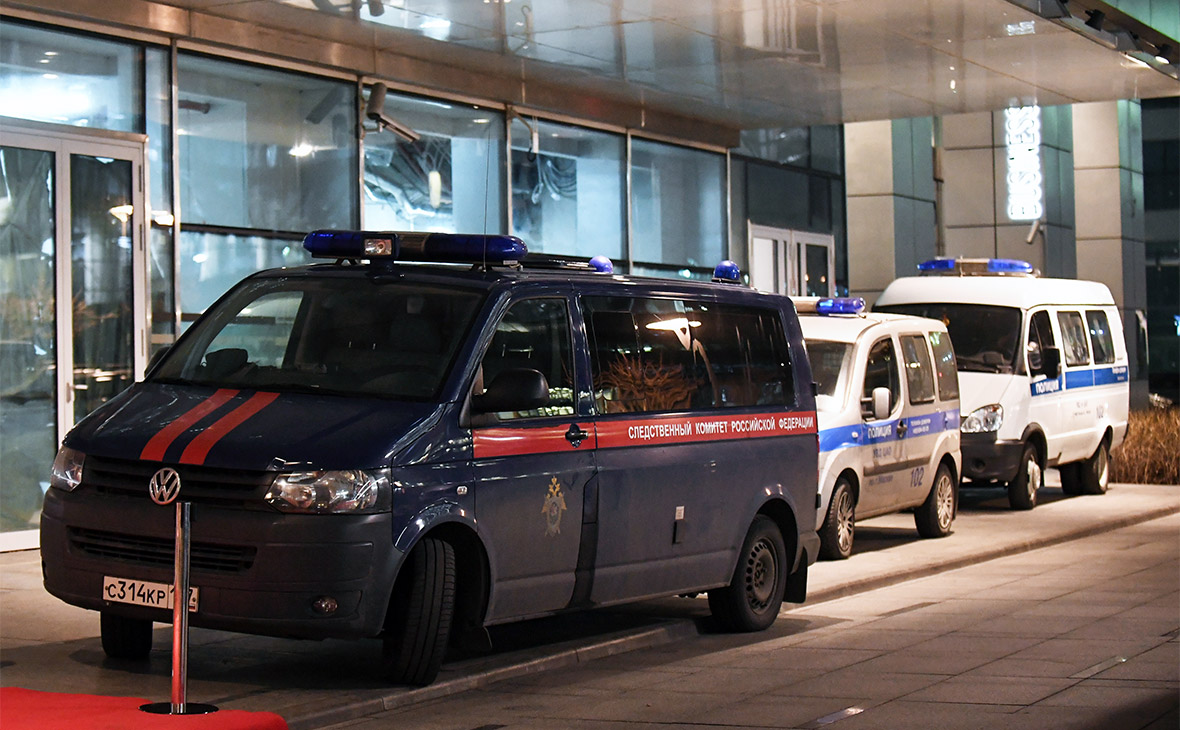 Автомобили правоохранительных органов у входа в башню &laquo;Око&raquo; делового центра &laquo;Москва-Сити&raquo;, где в ночь на 18 ноября в одном из ресторанов произошла стрельба