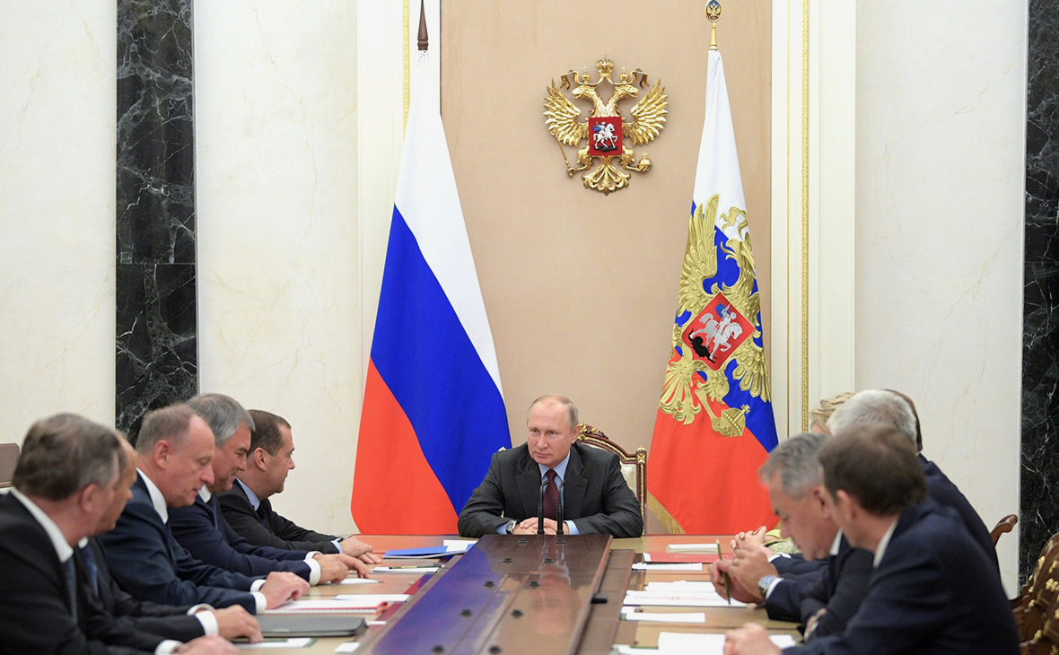 Владимир Путин (в центре)