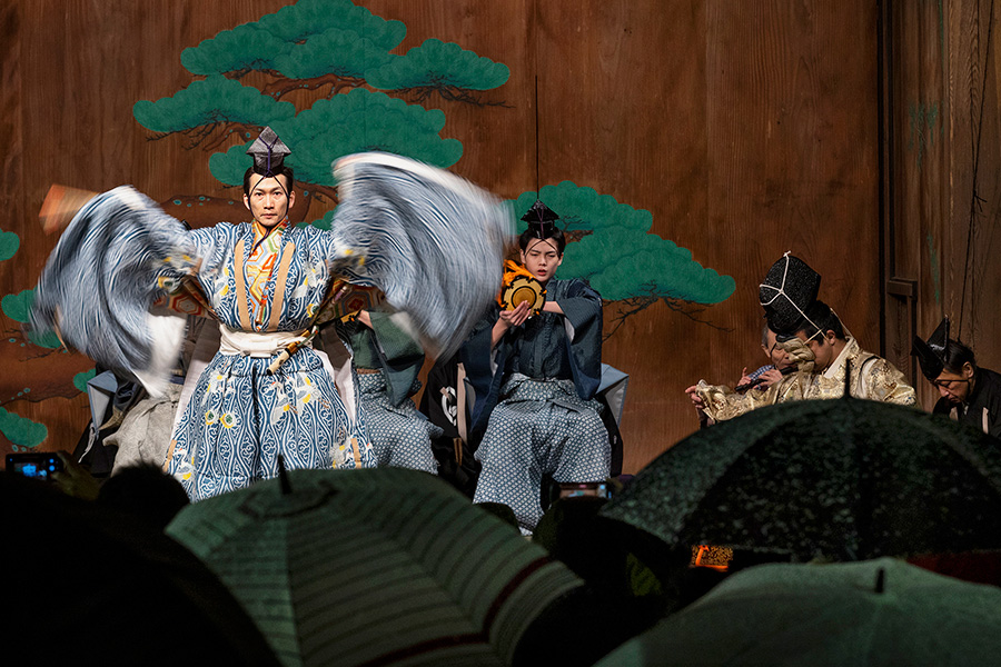 Япония. Актер танцует во время традиционного представления в честь Нового года на открытой сцене синтоистского храма Касуга 1 января 2022 года в городе Тамба-Сасаяма.