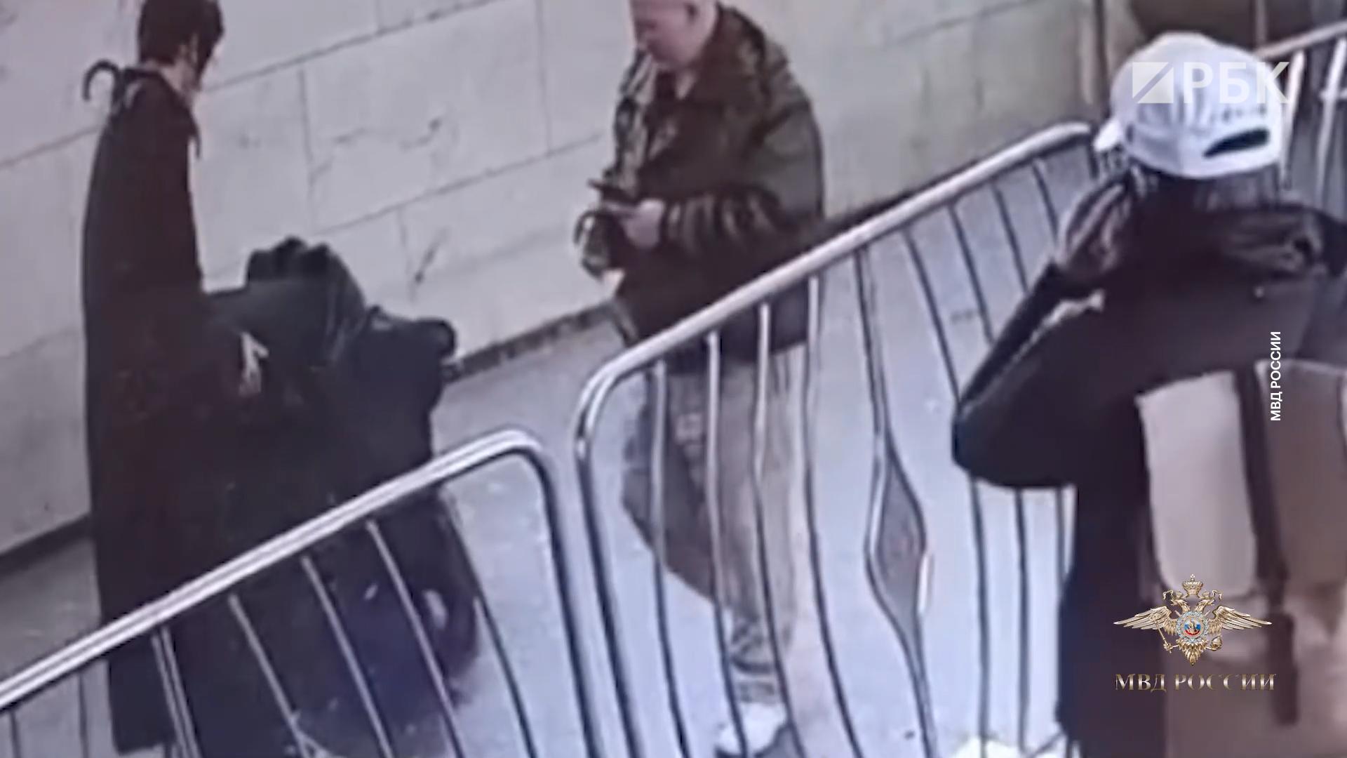 Пассажир метро избил мужчину за то, что он задел его плечом. Видео