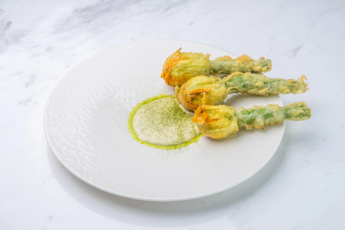 Цветы цукини с камчатским крабом и васаби-соусом