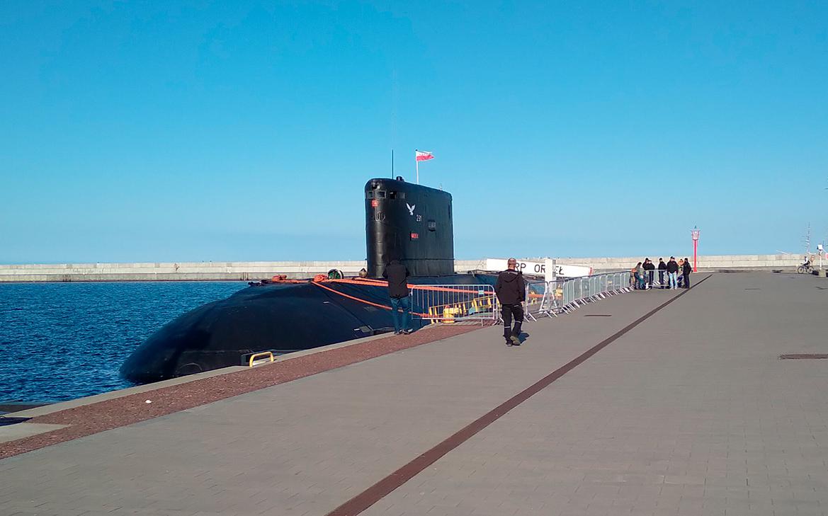 Единственная 40-летняя подлодка Польши вышла из строя по дороге на парад