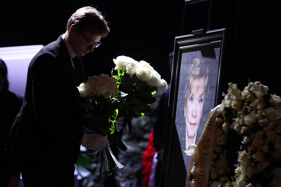 Прощание с актрисой проходит в Театре имени Пушкина, где она прослужила 60 лет.

В кино широкую известность Алентовой принесла главная роль в картине &laquo;Москва слезам не верит&raquo;, снятой ее мужем Владимиром Меньшовым. Лента удостоилась премии &laquo;Оскар&raquo; в номинации &laquo;Лучший фильм на иностранном языке&raquo;