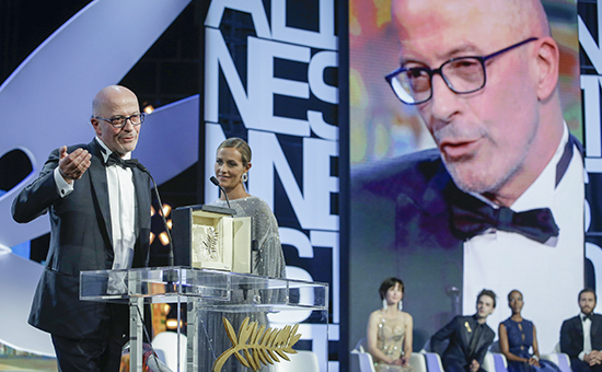 Режиссер Жак Одиар получает «Золотую пальмовую ветвь» 68-го кинофестиваля в Каннах за фильм «Дипан» (Dheepan)