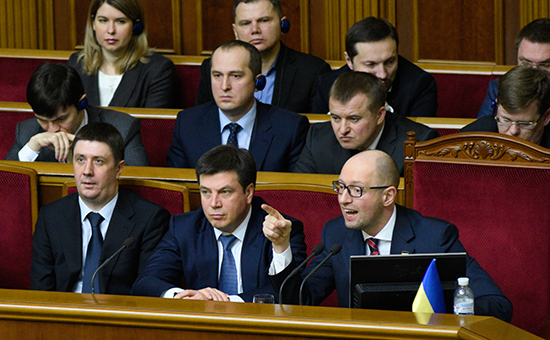 Премьер-министр Украины Арсений Яценюк (справа на&nbsp;первом плане) на&nbsp;заседании Верховной рады Украины в&nbsp;Киеве