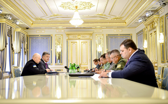 Президент Украины Петр ​Порошенко во&nbsp;время совещания с&nbsp;руководством силовых структур и&nbsp;МИД Украины, 11 августа 2016 года
