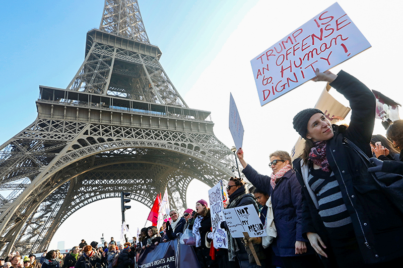 Женский марш в столице Франции