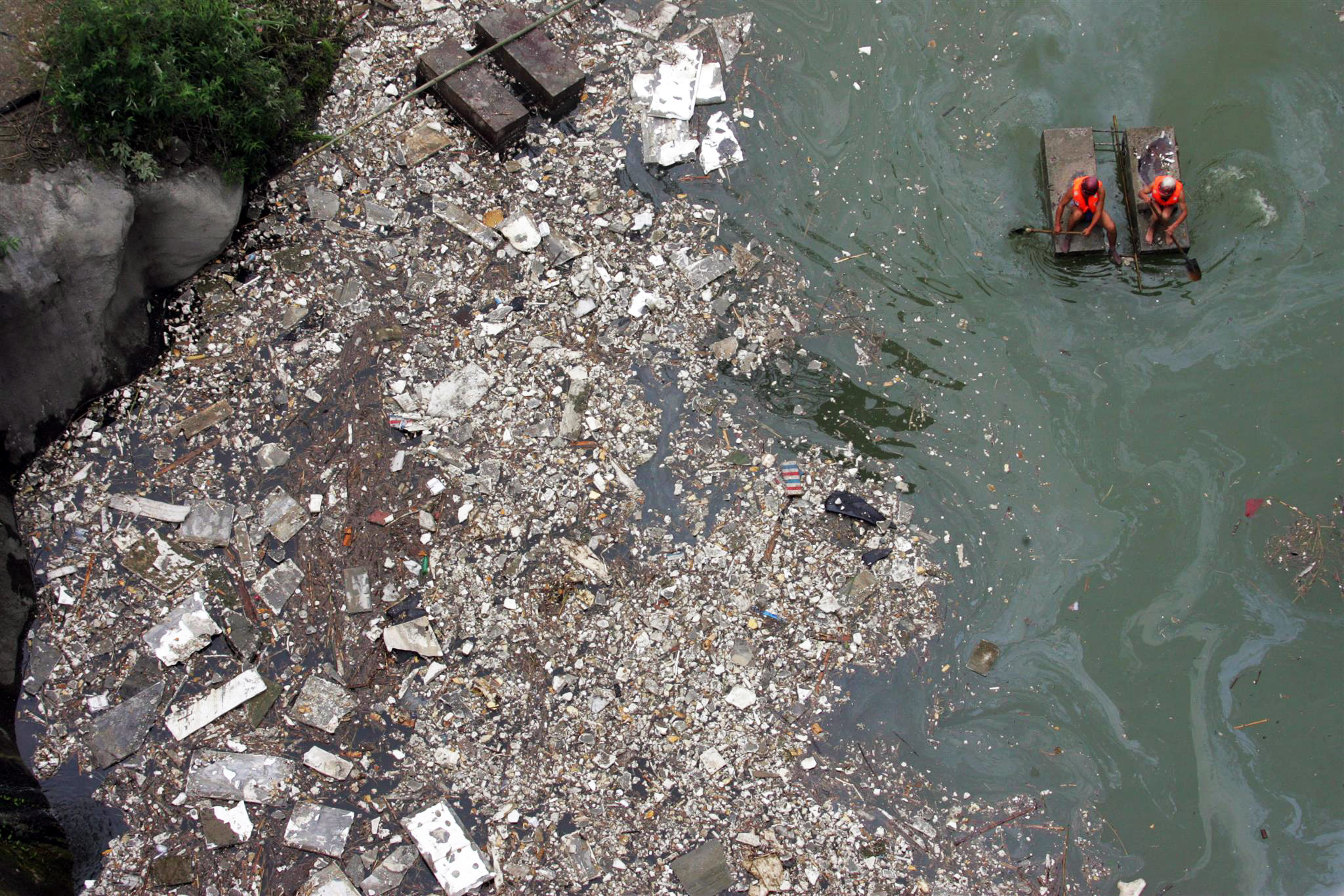 В Китае каждый год около 1,5 млн тонн пластиковых отходов попадают в реку Янцзы, а затем в Желтое море