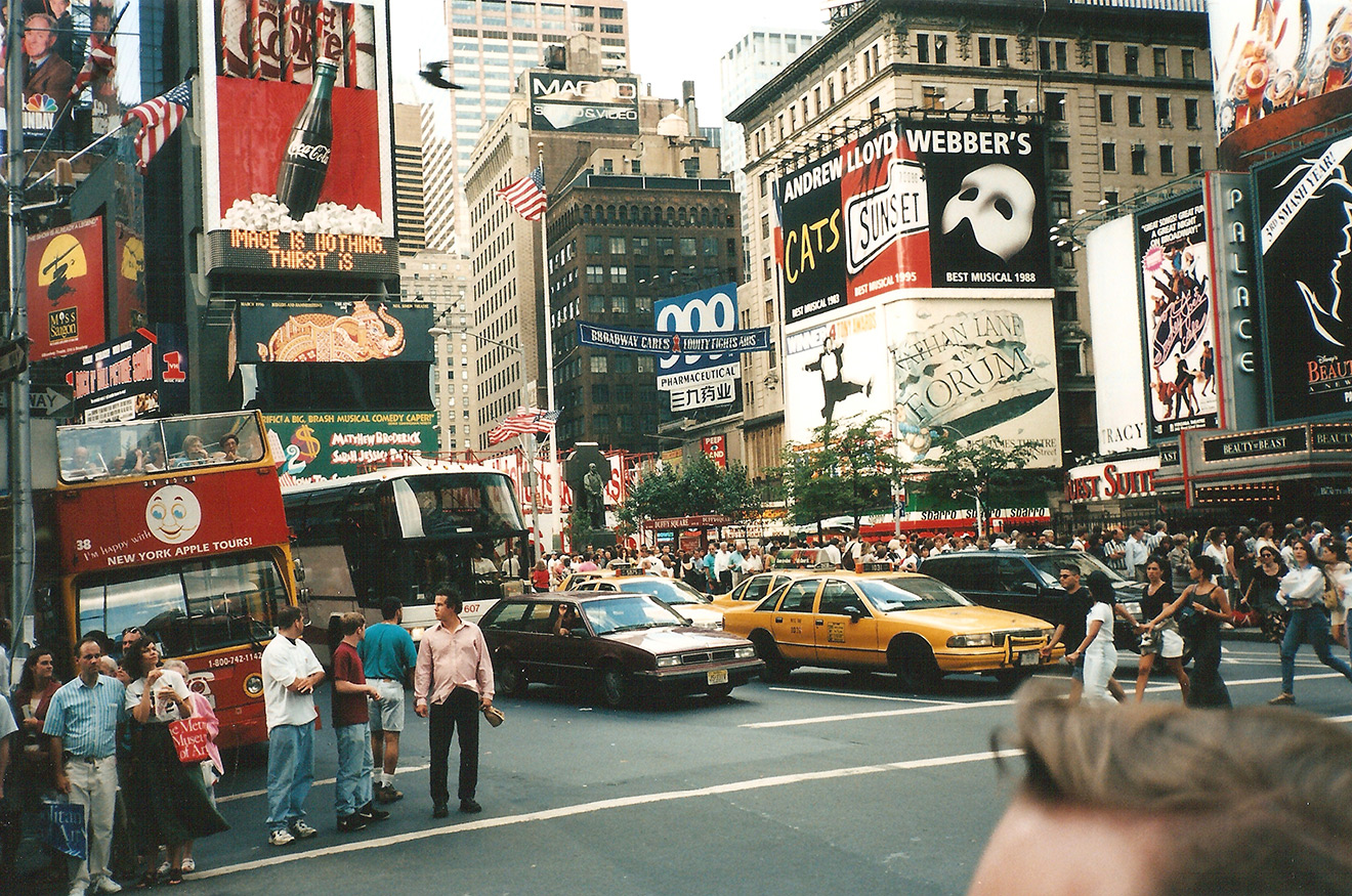 Американский Нью-Йорк 96-го завешен рекламой и задыхается в пробках, поэтому на улицах уже преобладают такси, а не личный транспорт.
