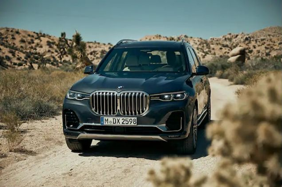 Это BMW X7. Решетки радиаторов стали значительно больше