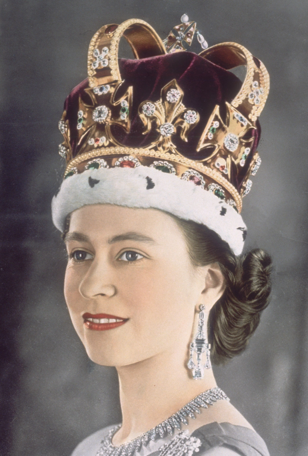 Елизавета II в своей коронационной короне. 1953 год. Известная как корона святого Эдуарда, она была изготовлена в 1661 году для коронации короля Карла II&nbsp;