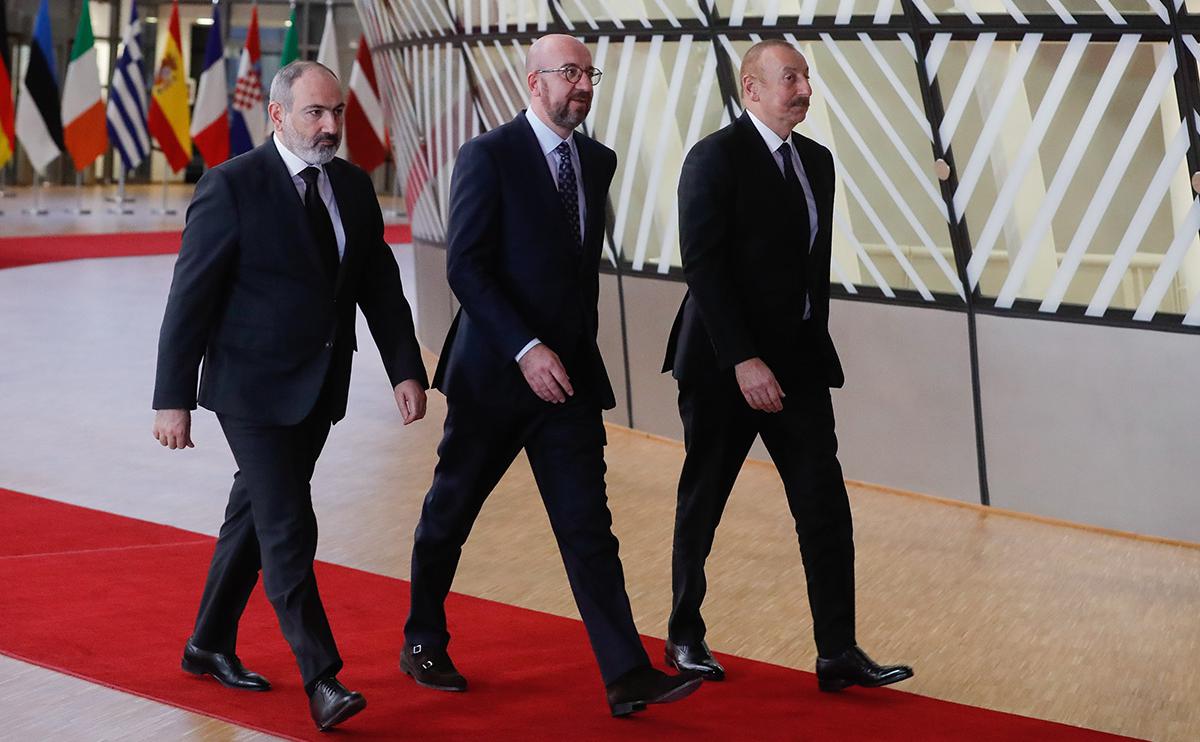 Никол Пашинян, Шарль Мишель и Ильхам Алиев (слева направо), архивное фото