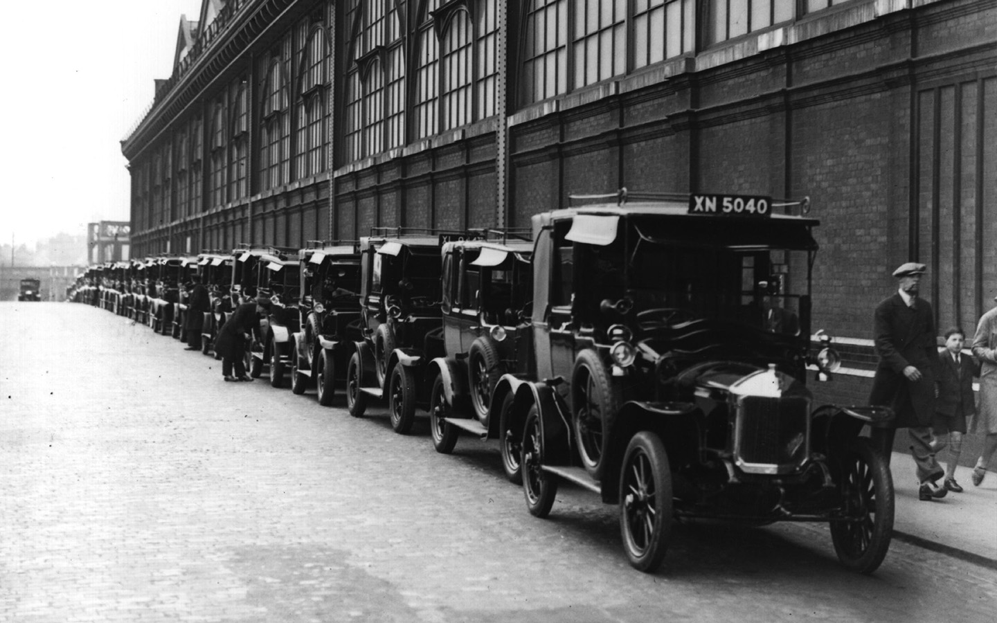 Очередь из автомобилей такси в ожидании пассажиров. Лондон, 1931 год