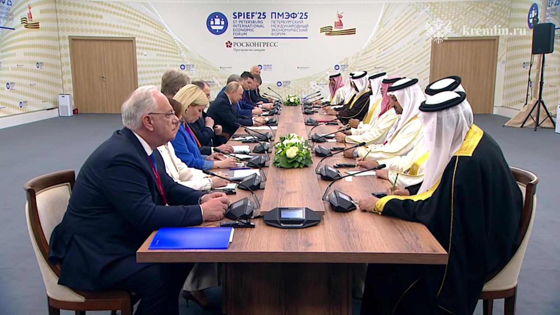 Визит на ПМЭФ Путин начал со встречи с зарубежными гостями. Видео