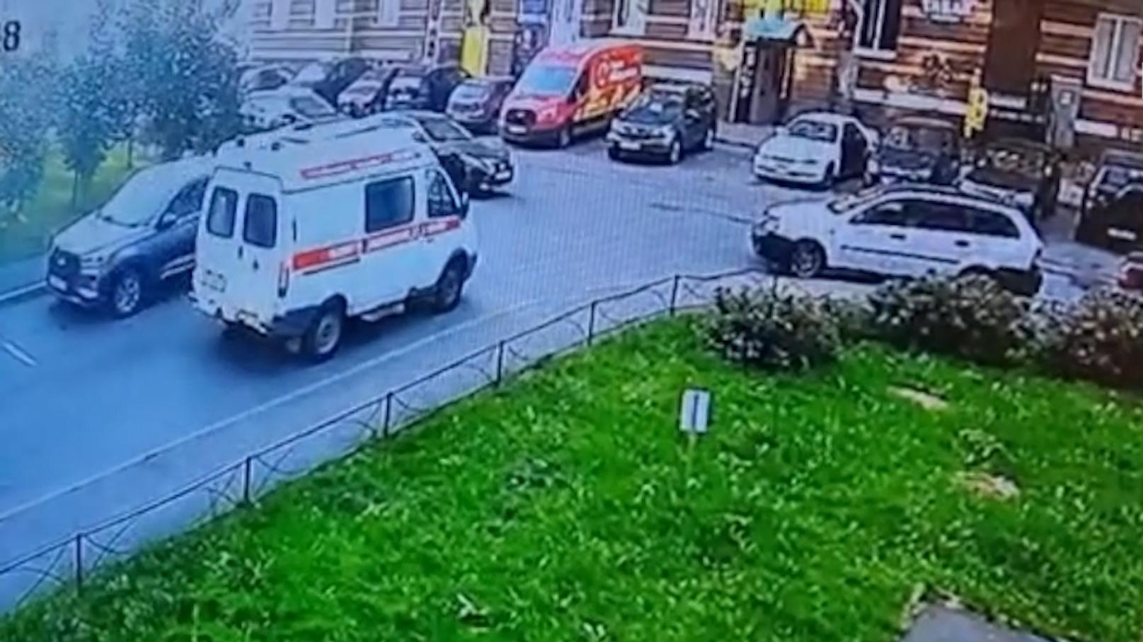 Мужчина угнал машину скорой помощи в Ленобласти и попал в ДТП. Видео