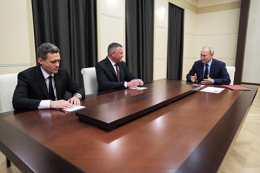 Владимир Путин, Олег Кувшинников и Георгий Филимонов (справа налево) во время встречи, 2023 год