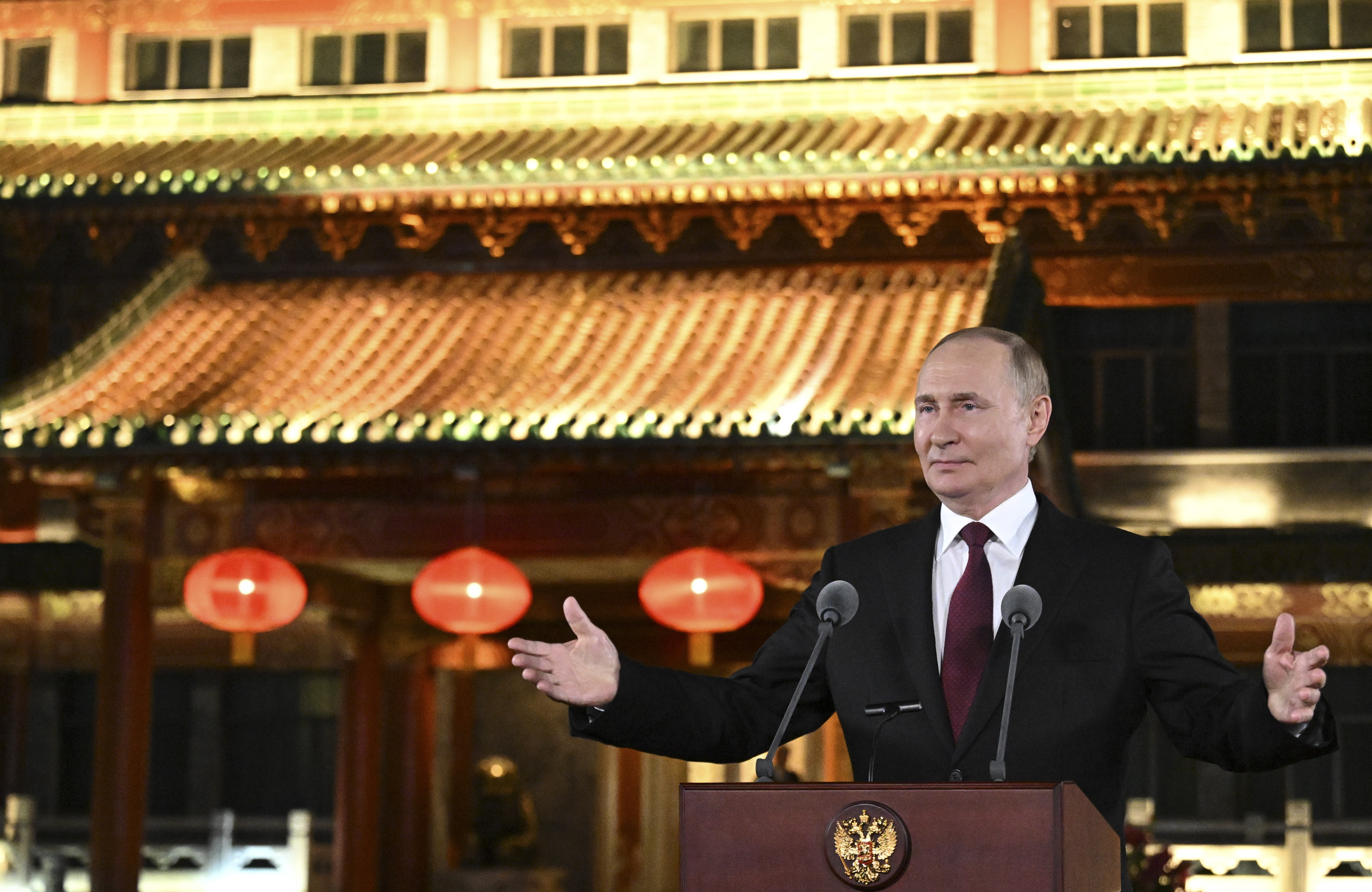 В конце дня президент провел пресс-конференцию, в котором подвел итоги четырехдневной поездки в Китай. &laquo;Что касается результатов, то они весьма позитивные, на мой взгляд&raquo;,&nbsp;&mdash; оценил он результаты встреч на саммите ШОС и мероприятий, приуроченных к 80-летию победы над Японией.