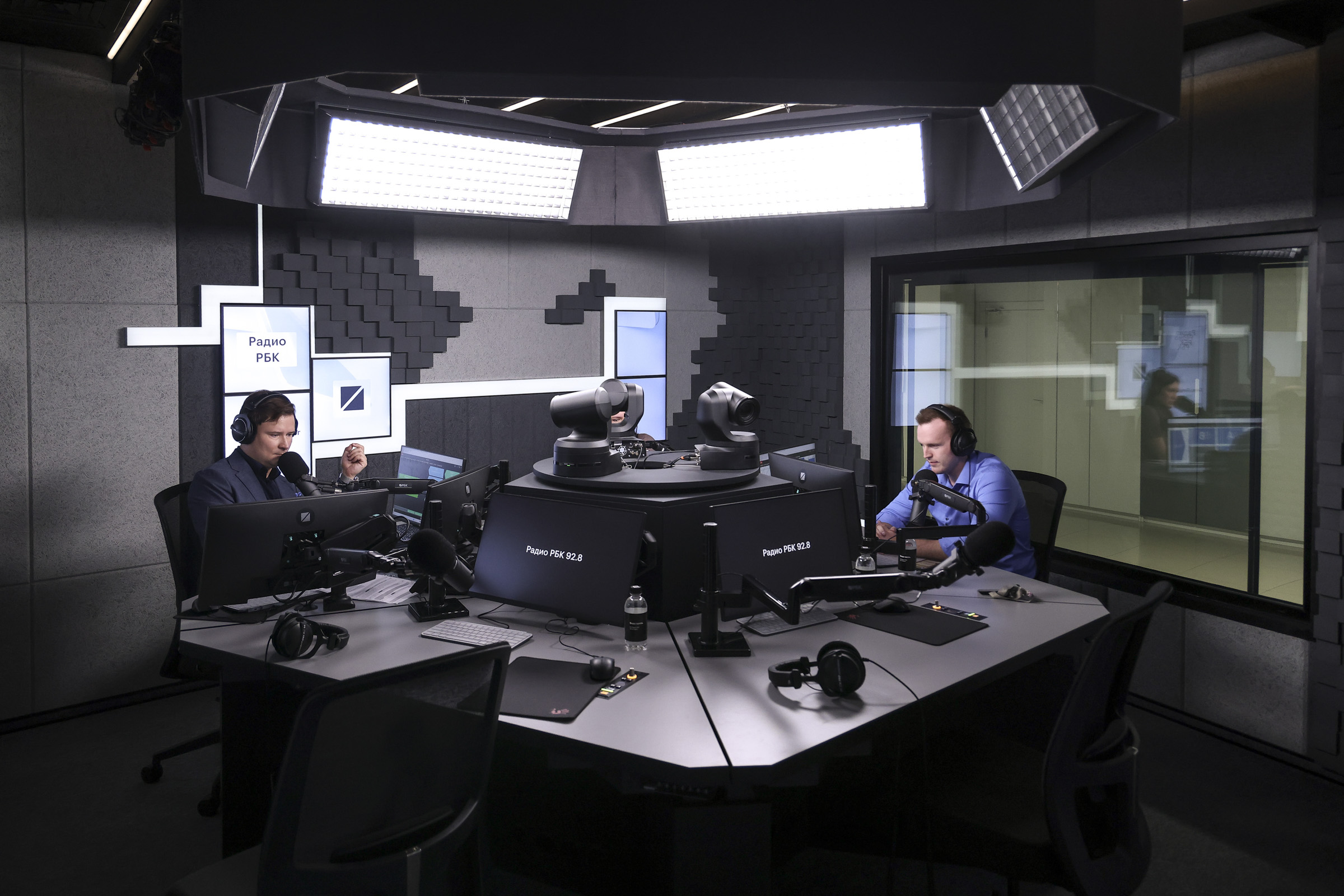 Теперь РБК представлен во всех средах: в печатных изданиях, на телевидении, в интернете, офлайн-событиях и&nbsp;аудиоформате. Радиостудия расположилась в одном пространстве с телеканалом и редакцией.

