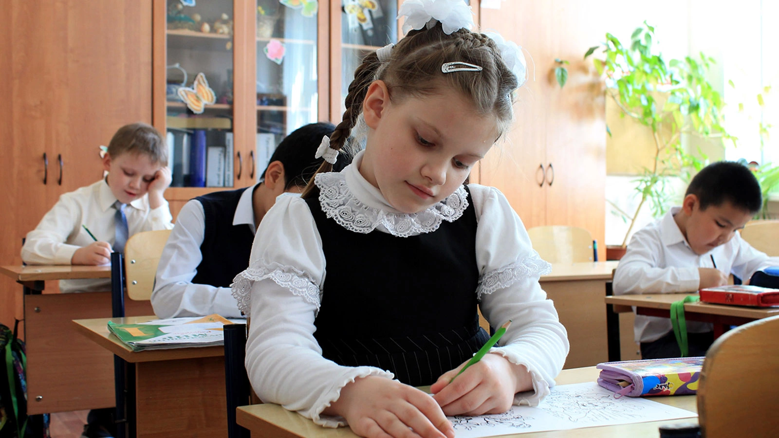 В Госдуме предложили перенести начало школьных занятий на 9 утра