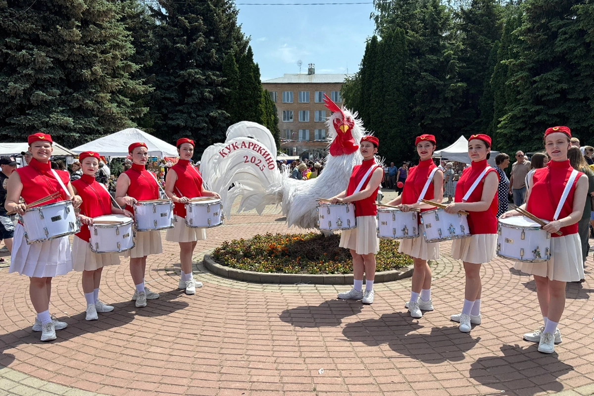 Главные герои этого гастрофестиваля, как и следует из названия, куры. На площадке мероприятия можно встретить ростовые фигуры курицы, петуха и цыпленка, с которыми могут фотографироваться гости