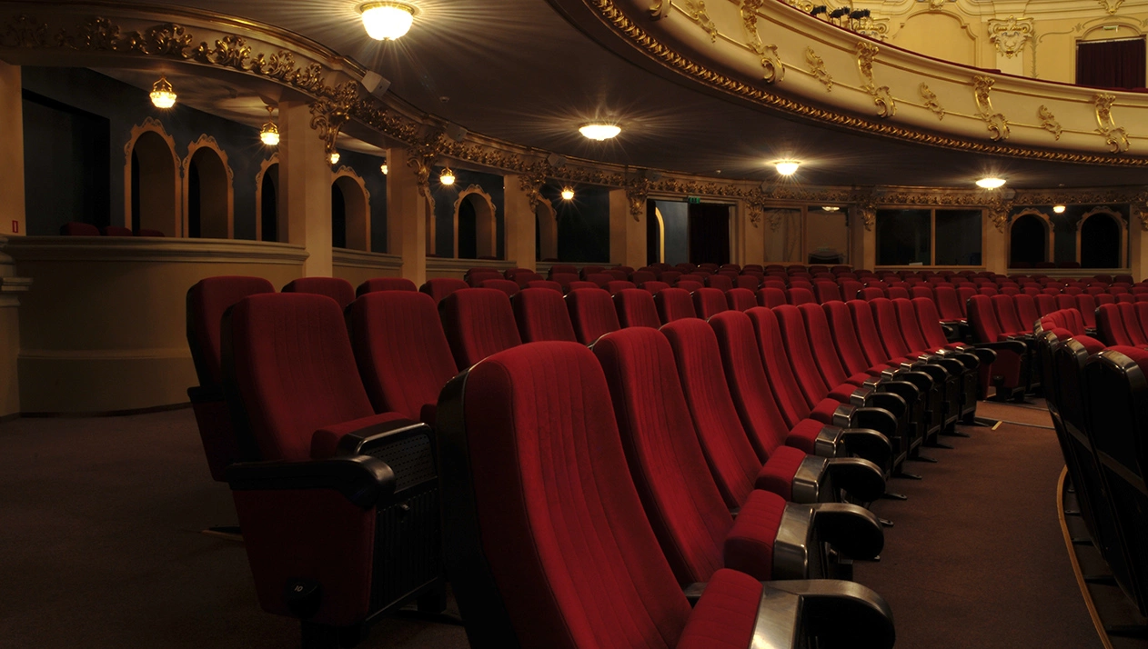 Винный бизнес созвучен театральному с точки зрения невозможности рекламировать конечный продукт прямо