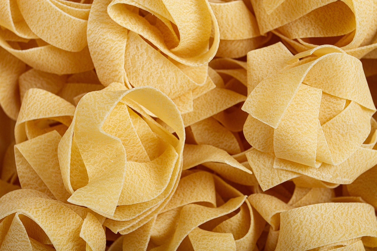 Эту пасту часто подают не разворачивая, в виде гнезд