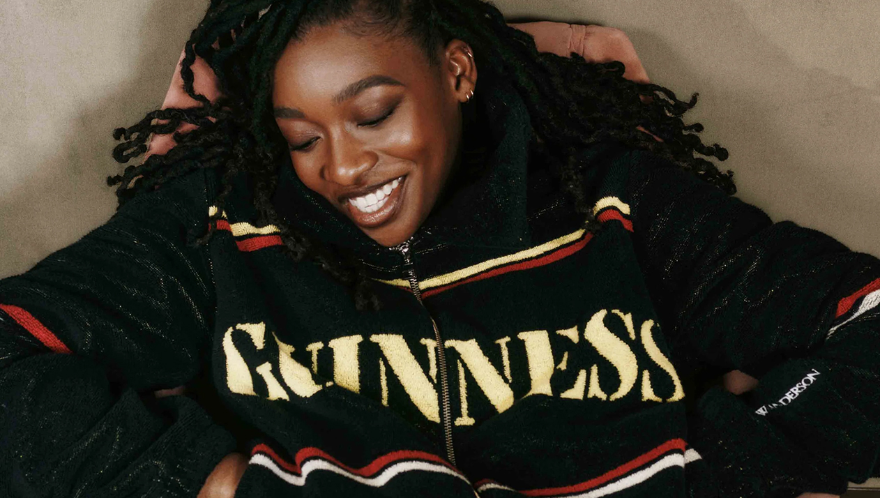 Guinness и JW Anderson выпустили коллекцию одежды. Что в ней особенного