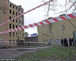 Обрушение стены завода в Петербурге: причины выясняются