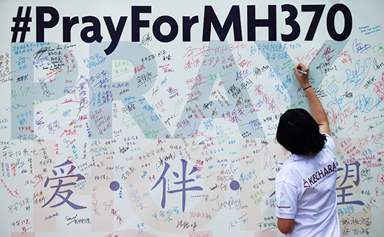 Стена памяти пропавшего самолета&nbsp;Malaysia Airlines MH370 в Куала-Лумпуре, Малайзия, апрель 2014 года