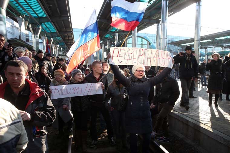 Митингующие блокировали железнодорожные пути на вокзале