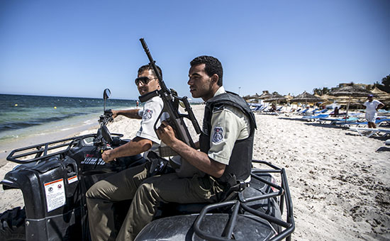 Полицейские на&nbsp;одном из&nbsp;пляжей в&nbsp;Тунисе, 2015 год
