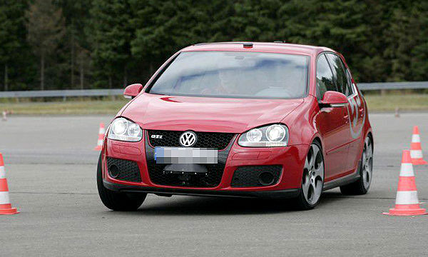 На тестовом полигоне Volkswagen прошли испытания автомобиля-робота на базе Golf